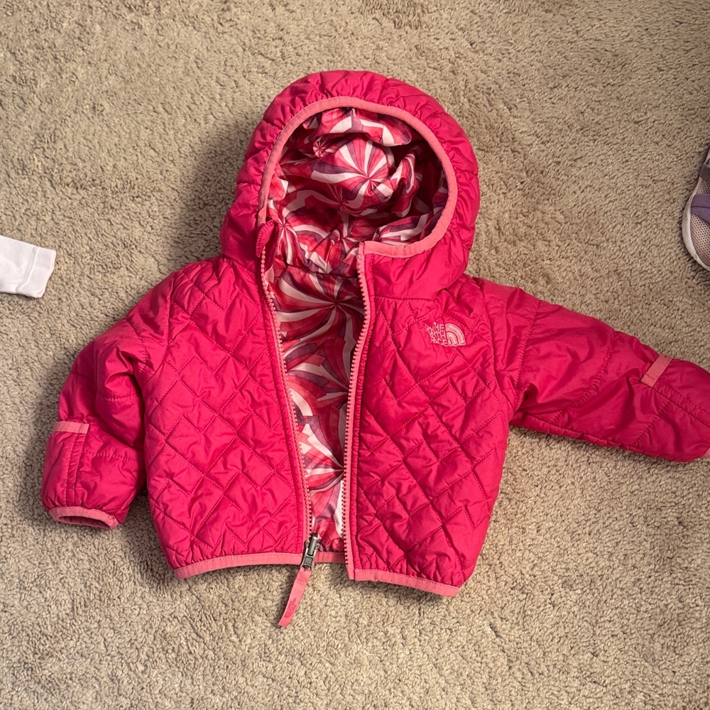 The North Face Pink Quilted Girls' Puffer Jacket with Patterned Lining